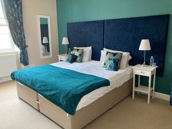 Habitación superior con 1 cama matrimonial o 2 individuales (Room 1 1st Floor) | Decoración personalizada y muebles diferentes 