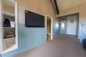 Executive Double or Twin Room (Room 9 1st Floor) | Individually decorated, individually furnished, iron/ironing board - The Swan Hotel (Wotton-under-Edge)