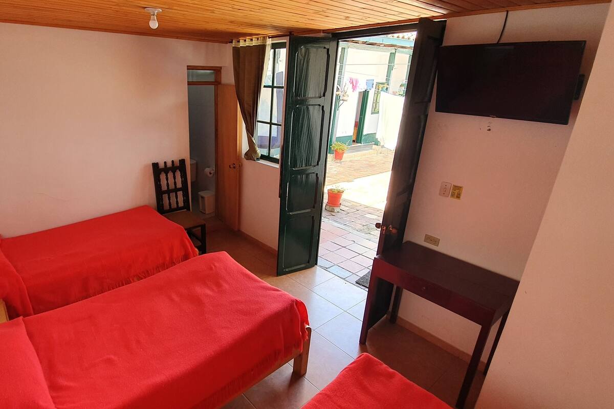 triple room | desk, laptop workspace, free wifi, bed sheets