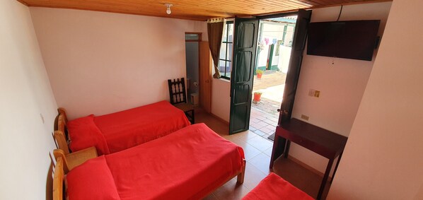 Habitación triple | Escritorio, espacio para trabajar con laptop y wifi gratis 