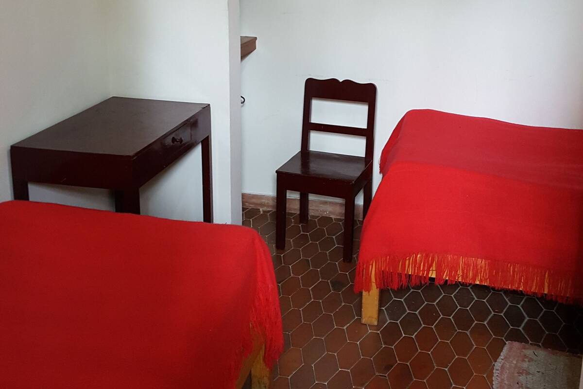 twin room | desk, laptop workspace, free wifi, bed sheets