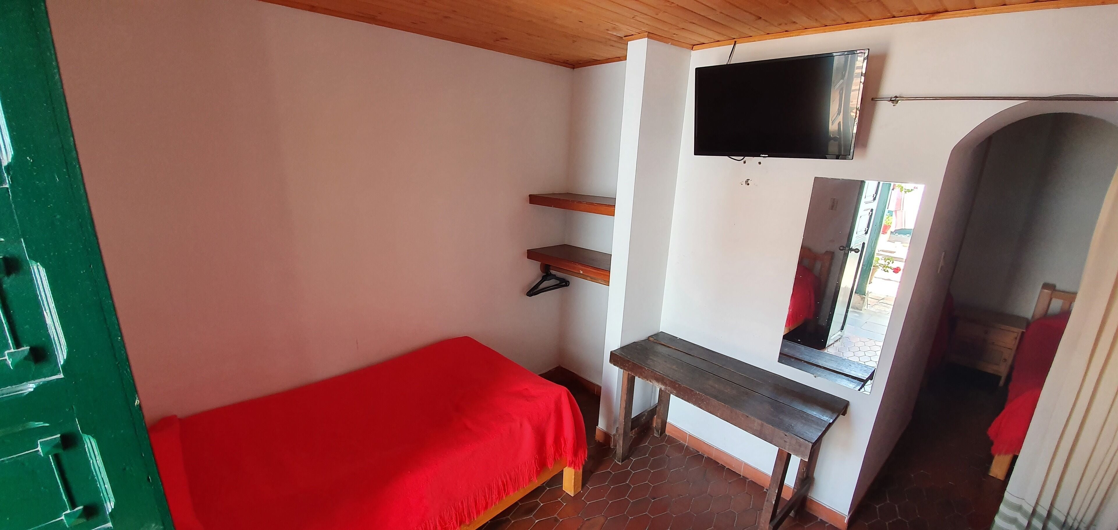 triple room | desk, laptop workspace, free wifi, bed sheets