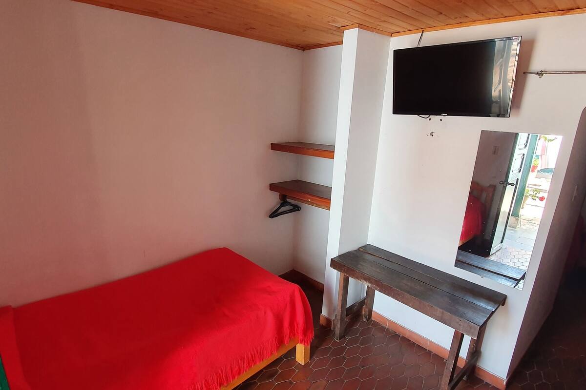 triple room | desk, laptop workspace, free wifi, bed sheets