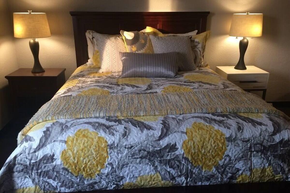 deluxe room, 1 queen bed | premium bedding, desk, iron/ironing board, free wifi