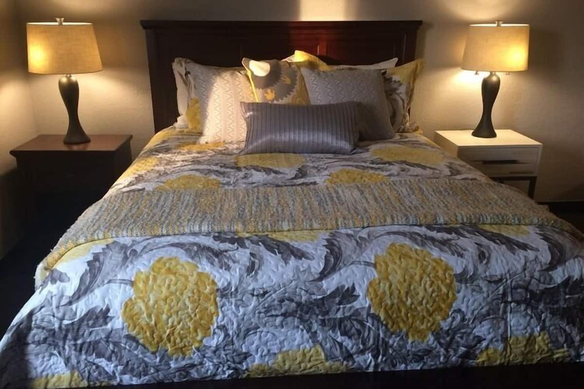 Deluxe kamer, 1 queensize bed | Luxe beddengoed, een bureau, een strijkplank/strijkijzer, gratis wifi