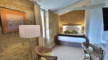 Escritorio, wifi gratis y ropa de cama