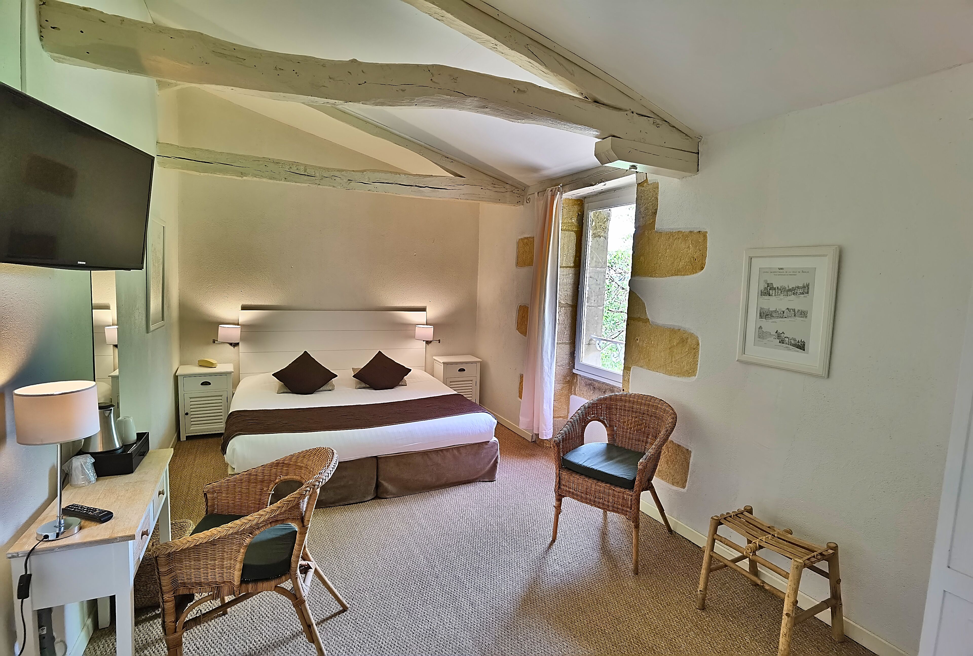 desk, free wifi, bed sheets