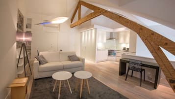 Suite (Noguchi) | Woonkamer | Een 81-cm lcd-televisie met kabelzenders en televisie