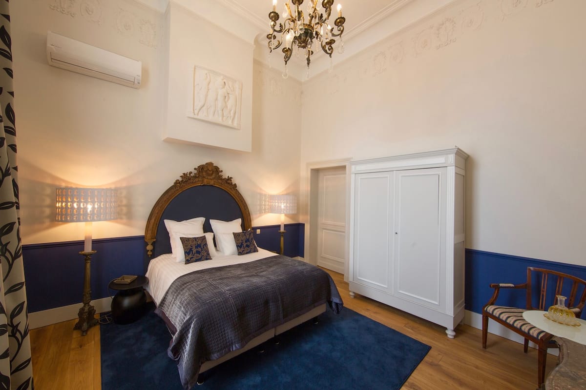 Honeymoon suite, en-suite badkamer, uitzicht op tuin (Suite Nassau - 19 ème) | 1 slaapkamer, luxe beddengoed, pillowtop-bedden, een kluis op de kamer