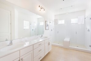 Familienvilla, 5 Schlafzimmer, Nichtraucher, zum Garten hin | Badezimmer | Dusche, Haartrockner, Handtücher