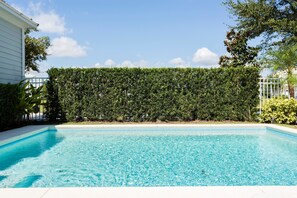 Villa familiar, 3 habitaciones, vista al campo de golf, en el área del jardín | Alberca al aire libre | Alberca al aire libre 