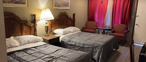 Habitació doble estàndard, 2 llits dobles | Cobrellits, escriptori, cortines opaques i wifi gratuïta