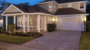 Vila Keluarga, 4 kamar tidur, pemandangan lapangan golf, area taman | Bagian depan properti - sore/malam