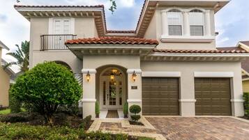 Family Villa, 6 Bedrooms, Golf View, Garden Area | Front of property