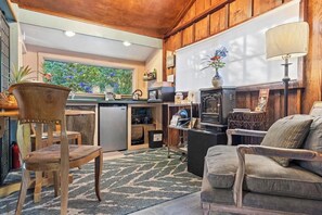 Kühlschrank, Mikrowelle, Wasserkocher mit Kaffee-/Teezubehör