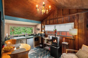 Casa de campo romántica, 1 cama de matrimonio | Cocina privada | Frigorífico, microondas y cafetera o tetera