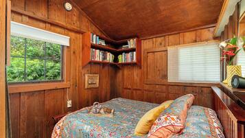 Romantic Cottage, 1 Queen Bed | 1 bedroom, WiFi (free), individually decorated, individually furnished