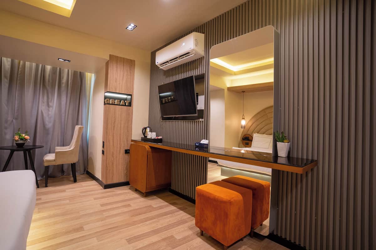 Double or Twin Room with Pyramids View | 1 bedroom, free minibar, in-room safe, blackout drapes