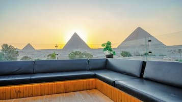 Royal Suite - Pyramids view | 1 ๊ฐ์ ์นจ์ค, ๋ฌด๋ฃ ๋ฏธ๋๋ฐ, ๊ฐ์ค ๋ด ๊ธ๊ณ , ์๋ง ์ปคํผ