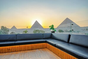 Royal Suite - Pyramids view | 1 bedroom, free minibar, in-room safe, blackout curtains - Great Pyramid Inn (Giza)