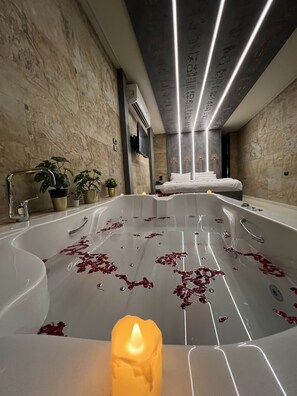 Junior Suite With Pyramid View | 1 bedroom, free minibar, in-room safe, blackout drapes - Great Pyramid Inn (Giza)