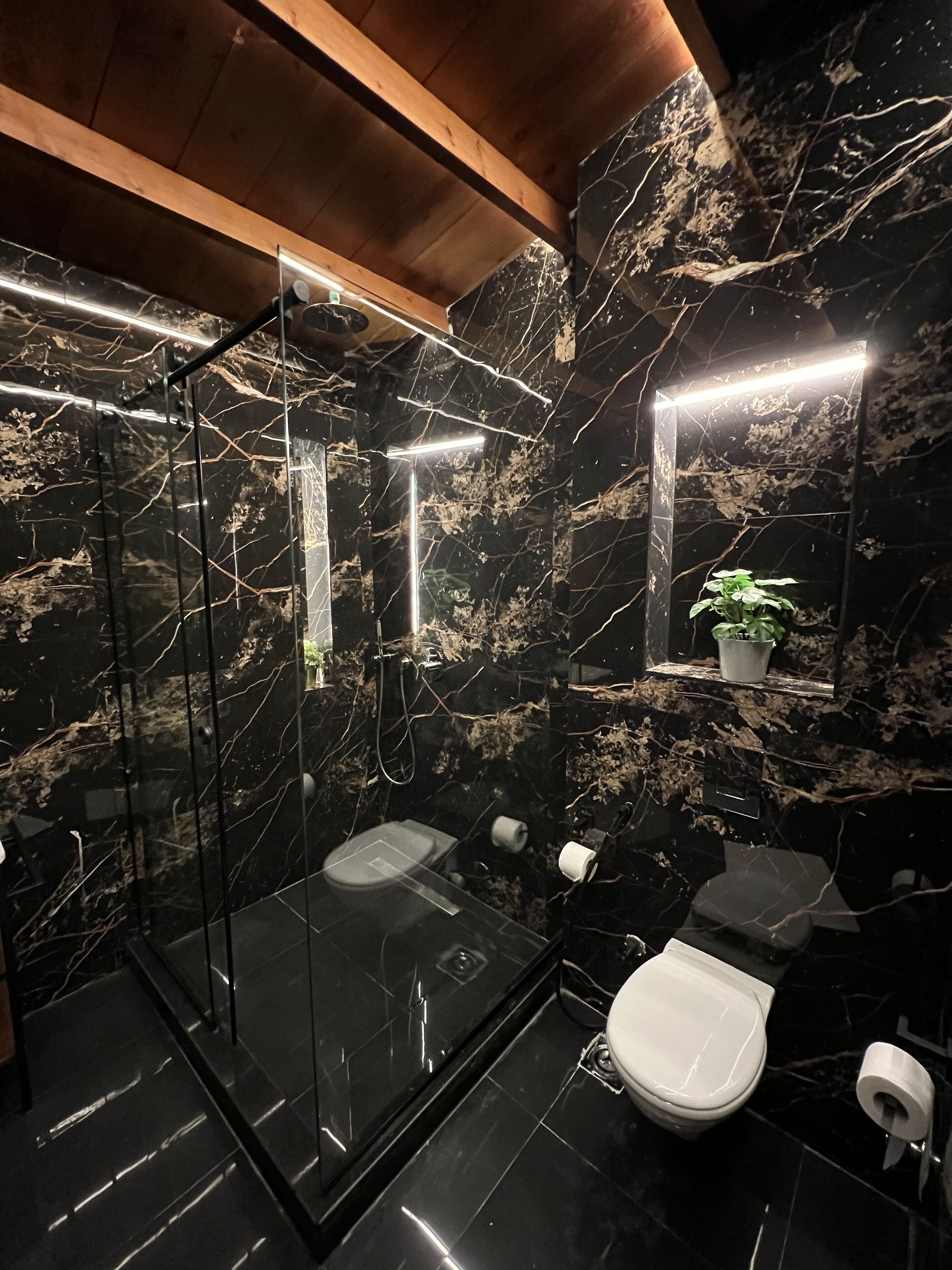 junior suite with pyramid view | bathroom | free toiletries, hair dryer, slippers, towels