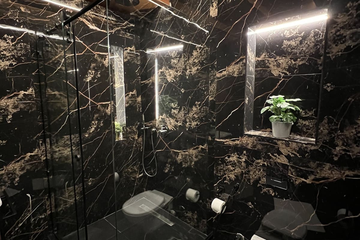 junior suite with pyramid view | bathroom | free toiletries, hair dryer, slippers, towels