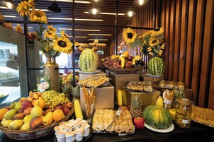 Breakfast, lunch, dinner served; international cuisine 