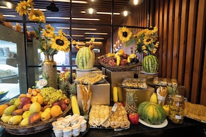 Breakfast, lunch, dinner served; international cuisine