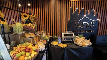 S'hi serveixen esmorzars, dinars, sopars i plats de cuina internacional