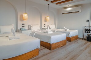 Royal Suite - Pyramids view | 1 bedroom, free minibar, in-room safe, blackout drapes - Great Pyramid Inn (Giza)