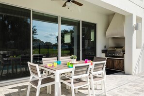 วิลล่าสำหรับครอบครัว, 5 ห้องนอน, วิวสนามกอล์ฟ, ติดสวน | ลานระเบียง/นอกชาน