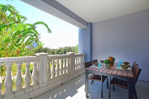 Familienapartment, 3 Schlafzimmer, Blick auf den Golfplatz, zum Garten hin | Balkon