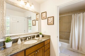 Appart'hôtel Familial, 3 chambres, vue golf, côté jardin | Salle de bain | Douche, serviettes fournies