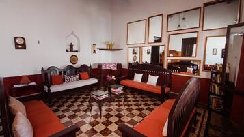 Coin salon dans le hall