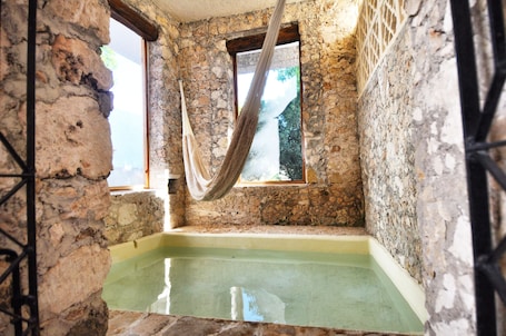 Indoor/outdoor pool. Casa de Zari B&B