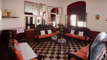 Coin salon dans le hall