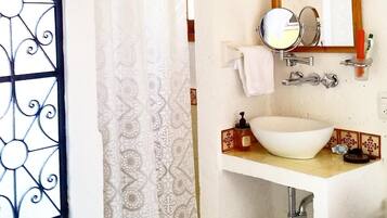Regadera, amenidades de baño gratuitas, secadora de cabello, toallas