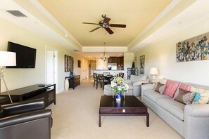 Condo familiar, 3 habitaciones, vista al campo de golf, en el área del jardín | Área de sala de estar