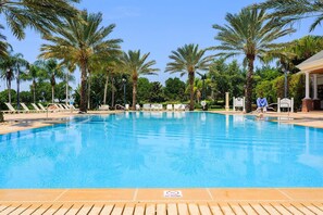 Condo familiar, 3 habitaciones, vista al campo de golf, en el área del jardín | Alberca al aire libre | Alberca al aire libre 