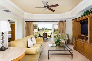 Condo familiar, 3 habitaciones, vista al campo de golf, en el área del jardín | Área de sala de estar