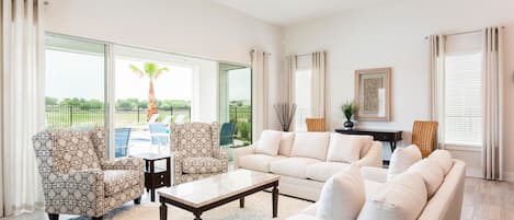 Familienvilla, 5 Schlafzimmer, Blick auf den Golfplatz, zum Garten hin | Wohnbereich