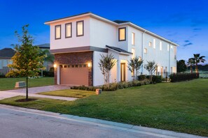 Family Villa, 5 Bedrooms, Golf View, Garden Area | Front of property – evening/night