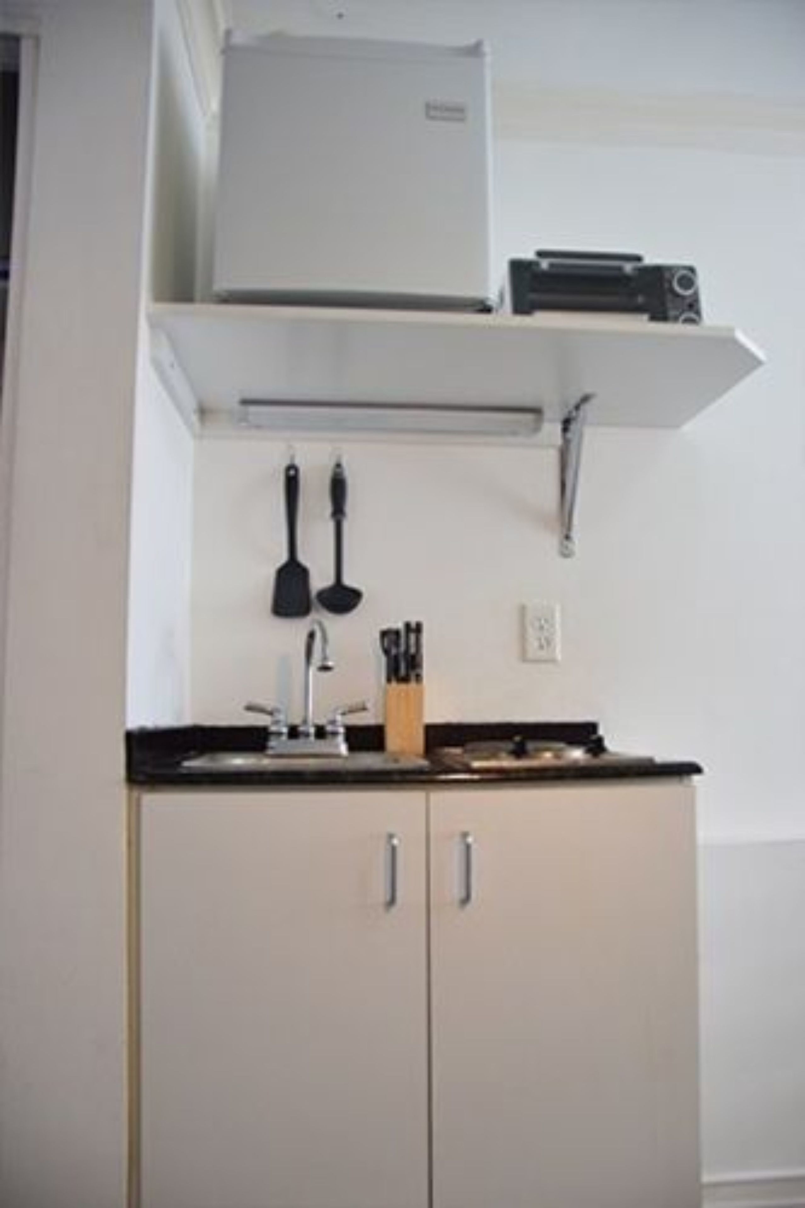 Refrigerador, microondas, parrilla de estufa y cafetera y tetera 