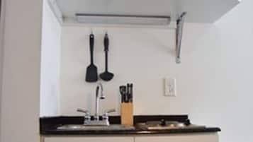 Refrigerador, microondas, parrilla de estufa y cafetera y tetera