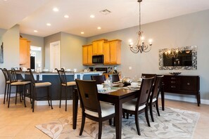 Family Villa, 6 Bedrooms, Golf View, Garden Area | In-room dining