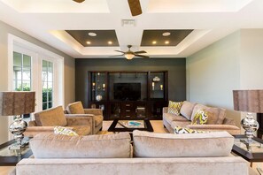 Villa familiare, 6 camere da letto, vista campo da golf, lato giardino | Area soggiorno