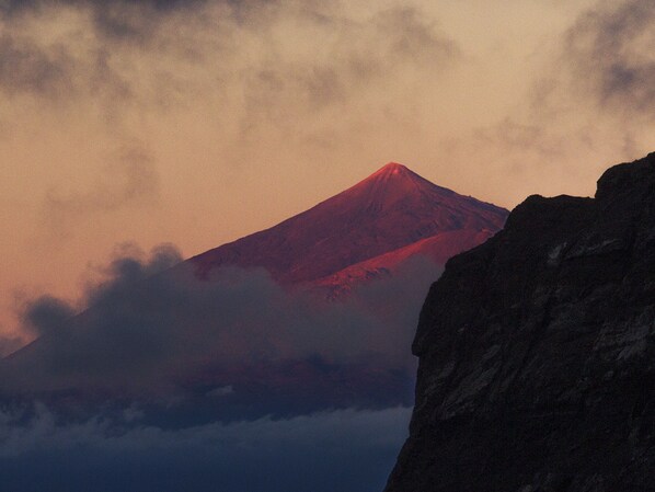 A mountain with a peak, partially obscured by clouds. - Casa Rural Sofia (Hermigua)