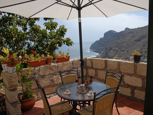 Kahden hengen huone (yksi tai kaksi sänkyä), kylpyhuone makuuhuoneen yhteydessä, merinäköala (Sofia) | Ulkopuoli