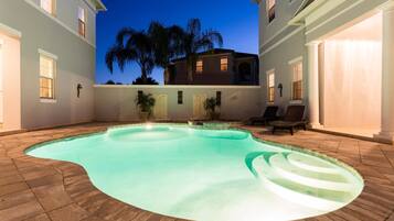 Una piscina al aire libre